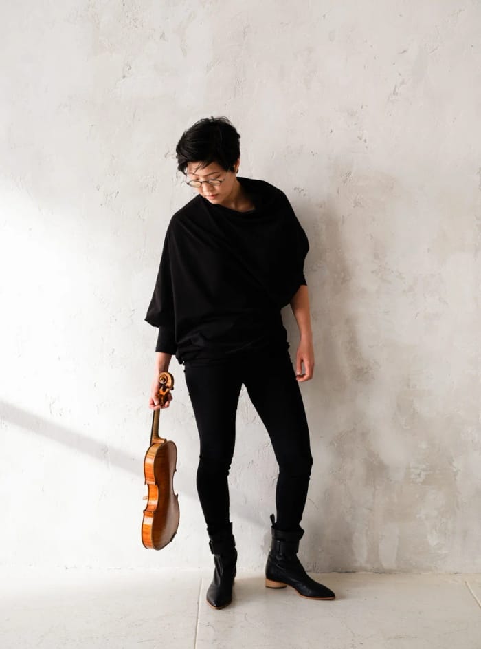 Clara Kim holding a violin